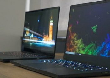 layar laptop berkedip
