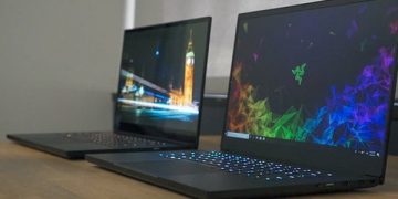 layar laptop berkedip