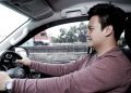 mengendarai mobil