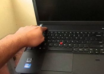 menyalakan laptop